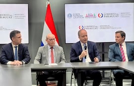 Gustavo Villate, César Diesel, Carlos Fernández Valdovinos y Alberto Martínez Simón durante la firma de convenio interinstitucional en el marco del proceso de transición para la implementación de la Ley N° 7424/24 “Que crea el Sistema Nacional Unificado Registral y Catastral y el Registro Unificado Nacional”.