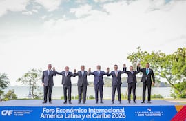 Fotografía cedida por Presidencia de Panamá que muestra de izquierda a derecha, al presidente de Guatemala, Bernando Arévalo; el presidente de Brasil, Luiz Inácio Lula Da Silva; el presidente de Panamá, José Raúl Mulino; el presidente ejecutivo del CAF, Sergio Díaz Granados; el presidente de Bolivia, Rodrigo Paz, el presidente de Ecuador, Daniel Noboa, y el primer ministro de Jamaica, Andrew Holness, posan durante el Foro Económico Internacional América Latina y el Caribe 2026 este miércoles, en Ciudad de Panamá (Panamá).