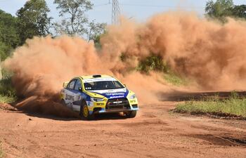 Muy buena labor de Antonio Ramos y Ricardo Villalba (Mitsubishi Lancer) para ser los primeros ayer en Capiatá.