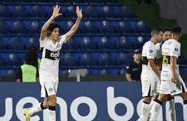 El paraguayo Rubén Lezcano, futbolista de Olimpia, celebra un gol en el partido frente a Sportivo Trinidense por la Fase Preliminar de la Copa Sudamericana 2026 en el estadio Defensores del Chaco, en Asunción, Paraguay.