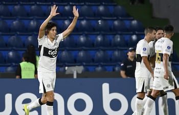 El paraguayo Rubén Lezcano, futbolista de Olimpia, celebra un gol en el partido frente a Sportivo Trinidense por la Fase Preliminar de la Copa Sudamericana 2026 en el estadio Defensores del Chaco, en Asunción, Paraguay.