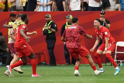 Ruben Vargas de Suiza celebra con sus compañeros tras anotar el quinto penal en una tanda de penales para la victoria durante el partido de octavos de final de la Copa Mundial de la FIFA 2026 entre Suiza y Colombia en el BC Place de Vancouver.