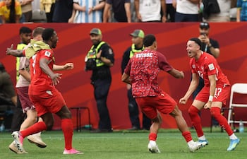 Ruben Vargas de Suiza celebra con sus compañeros tras anotar el quinto penal en una tanda de penales para la victoria durante el partido de octavos de final de la Copa Mundial de la FIFA 2026 entre Suiza y Colombia en el BC Place de Vancouver.