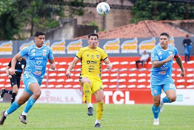 Augusto Giménez, del 12 de Junio de Villa Hayes, intenta controlar el balón. El León chaqueño ya no depende de sus propias fuerzas para ascender a la máxima categoría.