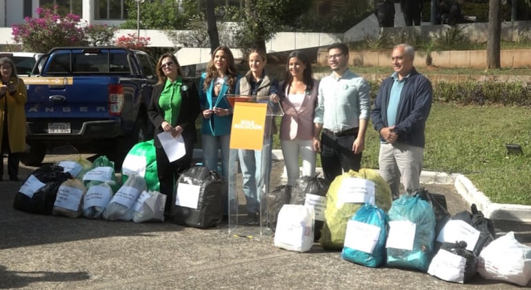 Sole Núñez junto a algunos integrantes de la lista de candidatos a concejales de las listas 2 y 3.