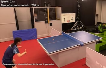 Captura de pantalla de un video de una partida de tenis de mesa contra un robot de Sony.