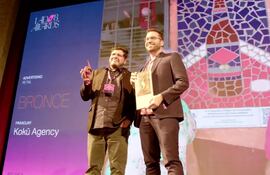 Amadeus Ferreira y Eduardo Vago recibiendo uno de los premios en el Festival Latin American Design Awards, realizado en la ciudad de Fortaleza, Brasil.