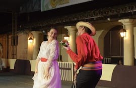 Cada año, decenas de talentosos bailarines interpretan estampas de inspiración folclórica durante el Festival Nacional de Danzas en Ypacaraí.
