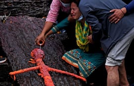 Un funeral simbólico para víctimas de la riada tuvo lugar hoy en Nuwakot, Nepal.