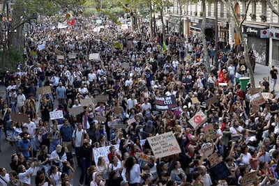 Estudiantes franceses protagonizan protestas a nivel nacional por las condiciones escolares.