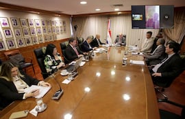 Una sesión de la Corte, presidida entonces por César Diesel (c), con participación de los ministros Carolina Llanes, Alberto Martínez Simón (actual presidente), Eugenio Giménez, Luis Benítez Riera, Víctor Ríos, Manuel Ramírez y Gustavo Santander. Por medios telemáticos el ministro César Garay Zuccolillo.