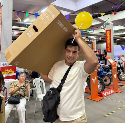 Muchas personas aprovechan los descuentos del 40% al 80% en miles de productos.