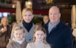 Charlene y Alberto de Mónaco con sus hijos Jacques y Gabriella preparados para iluminar la ciudad en la previa de la Navidad.