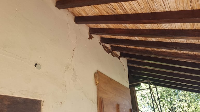 Interior deteriorado del Museo Jesuítico, con grietas en las paredes y vigas de madera expuestas en el techo.