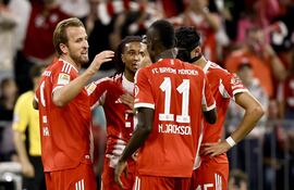 Harry Kane del Bayern de Múnich (I) celebra con sus compañeros tras marcar el 5-0 durante el partido de fútbol de la Bundesliga alemana entre el FC Bayern de Múnich y el Hamburger SV en Múnich, Alemania.