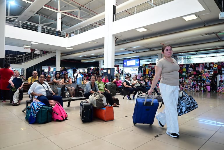 Casi 45.000 pasajeros ya pasaron por la Estación de Buses de Asunción (EBA) el fin de semana.
