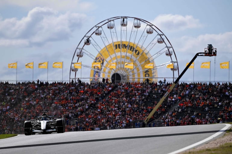 El monoplaza Mercedes del piloto británico George Russell durante la clasificación de la sprint del Gran Premio de los Países Bajos en el circuito de Zandvoort, en Zandvoort, Países Bajos.