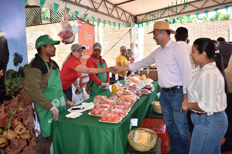 El evento contó con la presencia del ministro de Agricultura, Dr. Carlos Gimenez