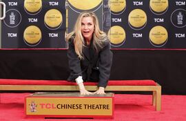 Michelle Pfeiffer dejó sus huellas en el Teatro Chino de Hollywood.