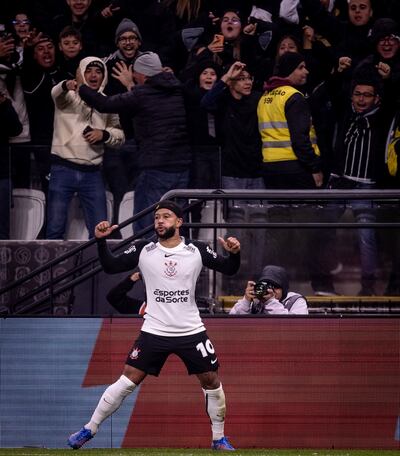 Memphis Depay anotó el gol de Corinthians sobre Palmeiras.