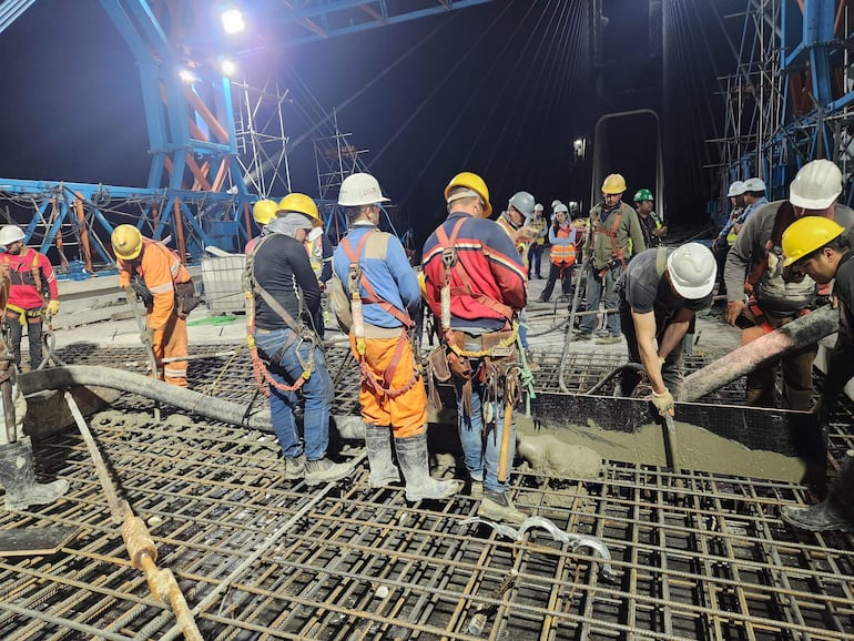 Este miercoles por la noche culmino los trabajos de uniòn de ambos extremos del puente
