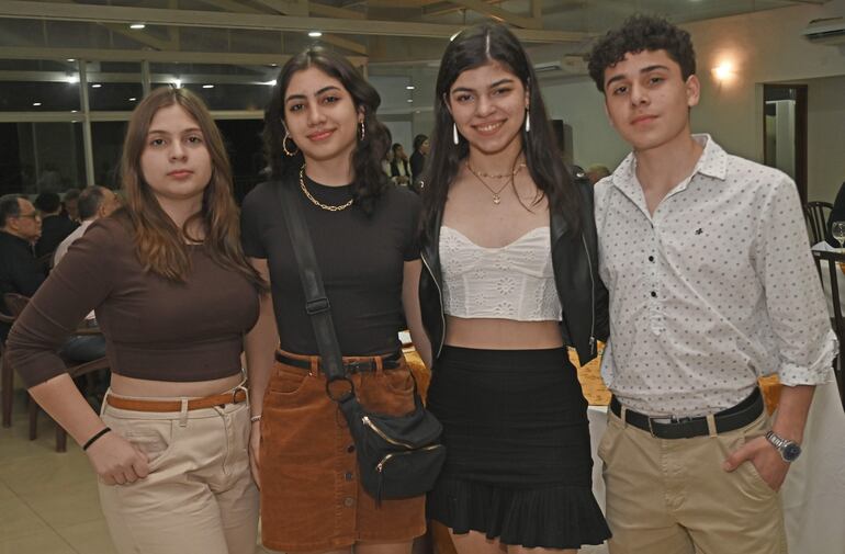  Antonella, Mía y Fiorella Ibarra y Matías Talavera.