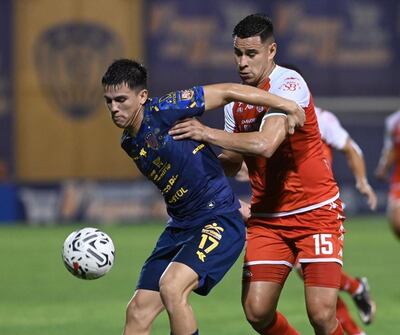 Matías Medina trata de controlar el balón ante la presencia de Gustavo Navarro, central de General Caballero