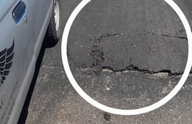 Imágenes difundidas por la Dinac. Según el director de Aeropuertos, así estaba el asfalto y se decidió suspender el despegue hasta el bacheo correspondiente.