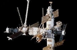 Mir vista desde el Transbordador Espacial Endeavour durante la STS-89 (28 de enero de 1998).