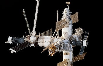 Mir vista desde el Transbordador Espacial Endeavour durante la STS-89 (28 de enero de 1998).