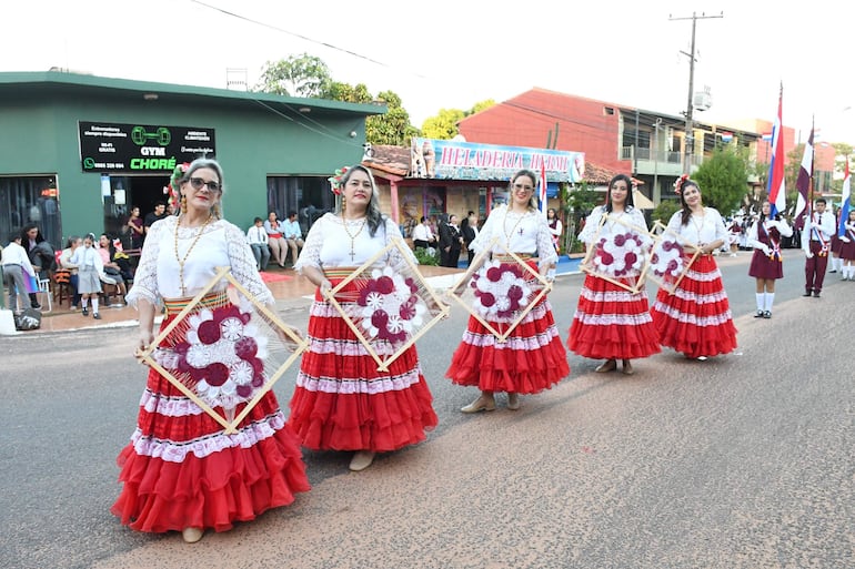 celebracion-estudantes-escolar-basica_niñas-vestidos-tradicionales_a6aa00