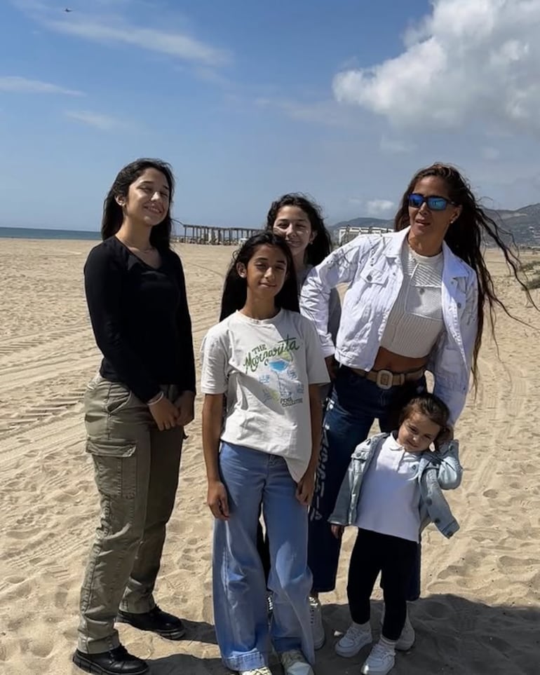 La exmodelo Ingrid Poka con sus cuatro hijas: Antonella, Annabella, Alessandra e Ingrita. (Instagram/Ingrid Poka)