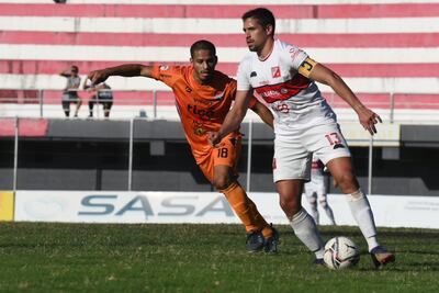 El capitán del Kelito, Diego Ortiz maneja el esférico ante la persecución de Hugo Herrera. (Foto: APF)