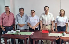 De izquierda a derecha: el precandidato a concejal municipal Guillermo González, Víctor Martínez, coordinador del movimiento, y los precandidatos Antonia Del Puerto, Humberto Mereles, Regina Leguizamón y Diana Calete, del movimiento Causa Republicana, durante el lanzamiento.