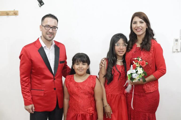 Diego Martínez y Lorena Alderete con sus hijas Brisa y Fiorella. (Instagram/Diego Martínez)