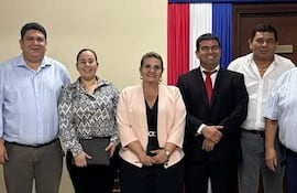 El diputado e intendentable liberal Marcelo Salinas (PLRA), la concejala Mirtha Salinas (ANR); la intendenta saliente de MRA Carolina Aranda (PLRA) ; el concejal e intendentable colorado Julián Vega y el concejal Félix Arrúa.