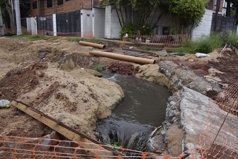fotos en la zona de obra del barrio Santo Domingo de Asuncion inconclusa
07 de Abril de 2026