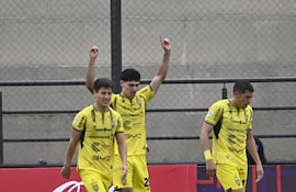 Allan Wlk en el centro festeja el primero de los dos goles que marcó para Recoleta sobre Cerro Porteño esta mañana en Barrio Obrero.