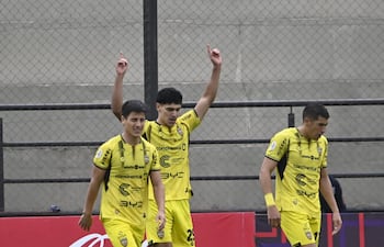 Allan Wlk en el centro festeja el primero de los dos goles que marcó para Recoleta sobre Cerro Porteño esta mañana en Barrio Obrero.