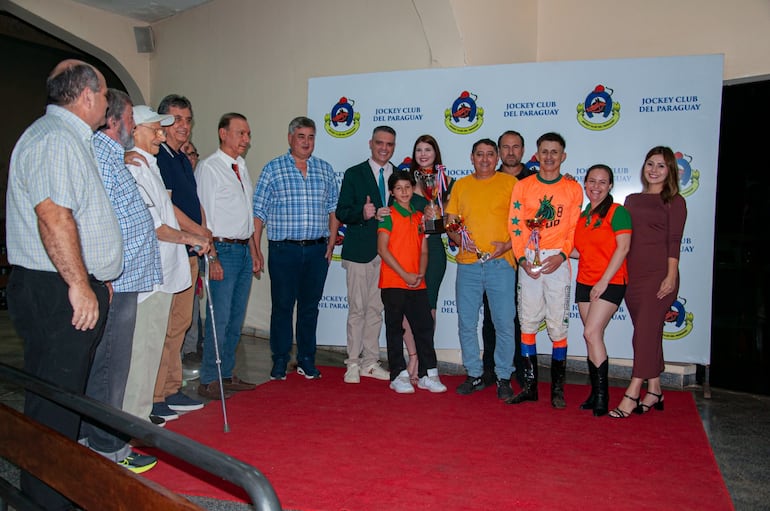 La gente del stud 8 Años recibió la copa "17 de Abril" entregada por Luis María "Tiki" González Vaezken, hijo del homenajeado.