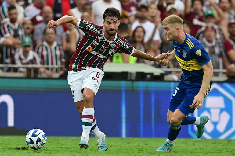 Martinelli, de Fluminense, se lleva el balón ante la marca de Valentini