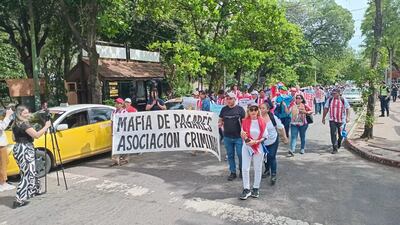 Víctimas de la mafia de los pagarés marcharon hoy por el microcentro de Asunción.