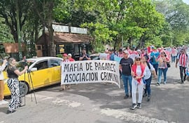 Víctimas de la mafia de los pagarés marcharon hoy por el microcentro de Asunción.