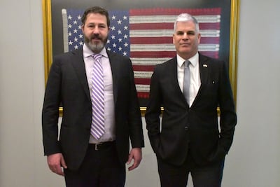 El embajador de Estados Unidos en Paraguay, Marc Ostfield, junto a Paul Dean, subsecretario adjunto principal de la Oficina de Control de Armamentos, Disuasión y Estabilidad.