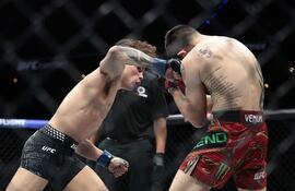 Lone'er Kavanagh (izquierda) venció por decisión unánime al mexicano Brandon Moreno en la capital azteca.