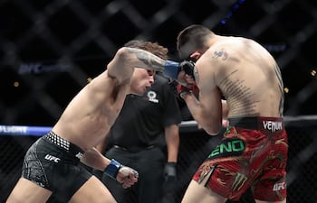 Lone'er Kavanagh (izquierda) venció por decisión unánime al mexicano Brandon Moreno en la capital azteca.