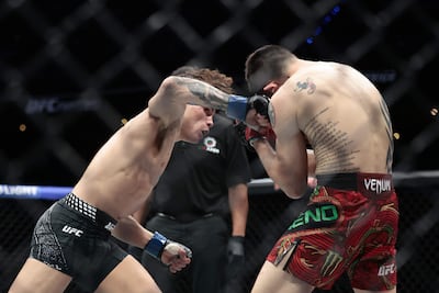 Lone'er Kavanagh (izquierda) venció por decisión unánime al mexicano Brandon Moreno en la capital azteca.