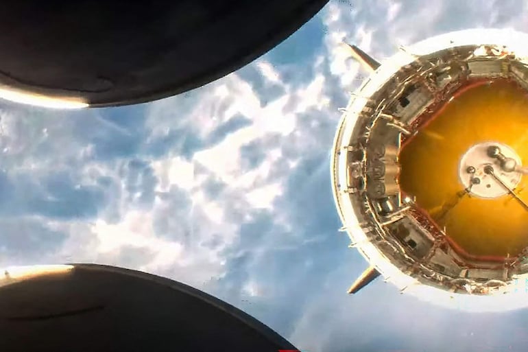 Esta captura de pantalla tomada de una transmisión de Blue Origin muestra al cohete New Glenn logrando la separación de etapas tras despegar desde el Complejo de Lanzamiento 36 en el Centro Espacial Kennedy, en Cabo Cañaveral, Florida, el 19 de abril de 2026.