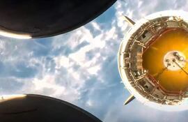 Esta captura de pantalla tomada de una transmisión de Blue Origin muestra al cohete New Glenn de Blue Origin logrando la separación de etapas tras despegar del Complejo de Lanzamiento 36 en el Centro Espacial Kennedy, en Cabo Cañaveral, Florida, el 19 de abril de 2026.