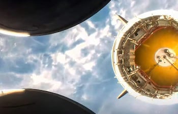 Esta captura de pantalla tomada de una transmisión de Blue Origin muestra al cohete New Glenn de Blue Origin logrando la separación de etapas tras despegar del Complejo de Lanzamiento 36 en el Centro Espacial Kennedy, en Cabo Cañaveral, Florida, el 19 de abril de 2026.